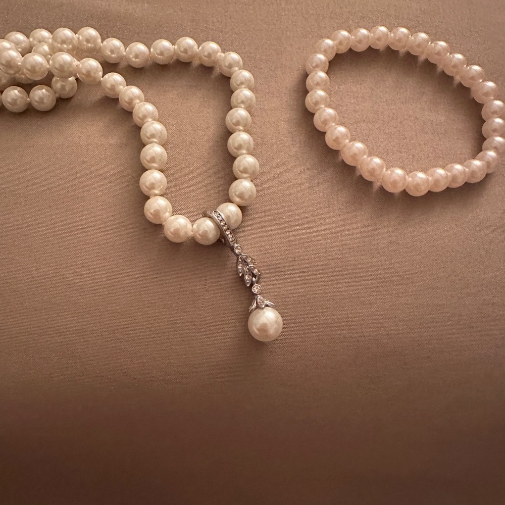 Brand NEW 4-piece Pearl set including 2 necklaces, 1 earring set and 1 bracelet